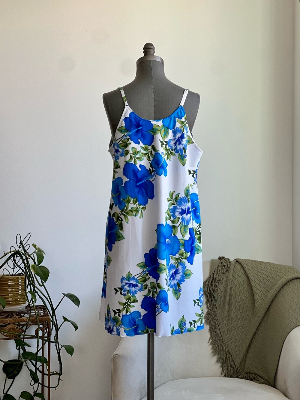 Rima White Floral Slip Dress with Blue Hibiscus Print EUC - Picture 2 of 7